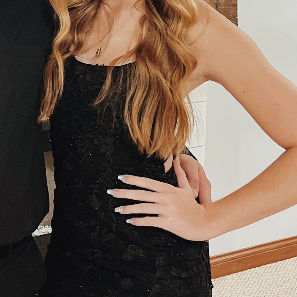 Short black dress with flower designs - Picture 2 of 3